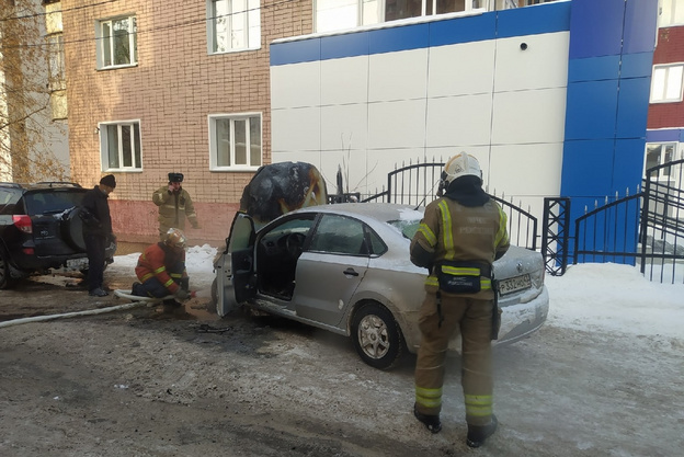Днём в Кирове на стоянке загорелся автомобиль