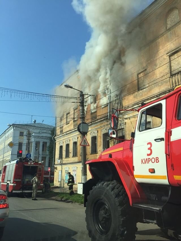 На перекрёстке Ленина - Красноармейская горит 4-этажное здание