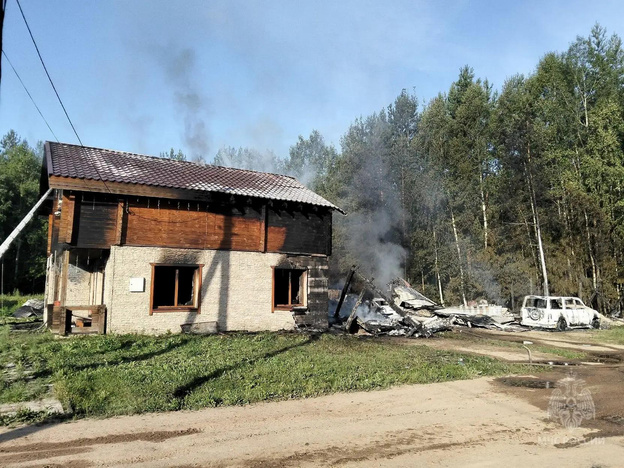 В Даровском из-за неисправной котельной сгорели дом, баня и две машины