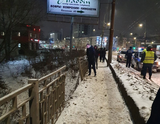 В Кирове автомобиль рухнул с моста на улице Воровского