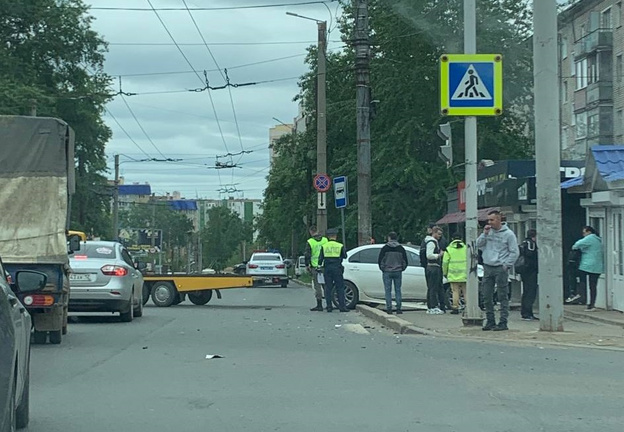 В Кирове на улице Щорса иномарка врезалась в салон сотовой связи