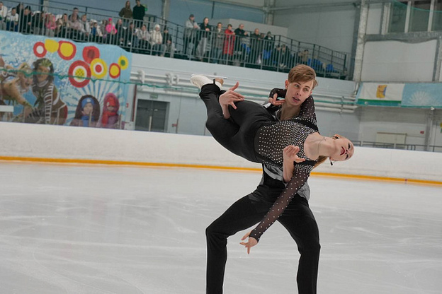 Роман Костомаров и Оксана Домнина посетили спортшколу «Дымка»