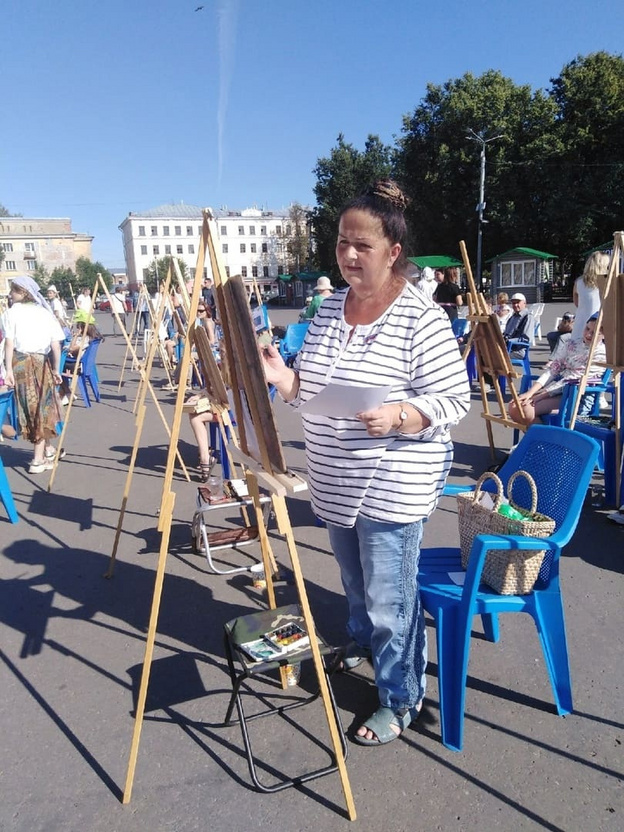 На Театральной площади прошёл открытый мастер-класс «Рисуй любимый город»