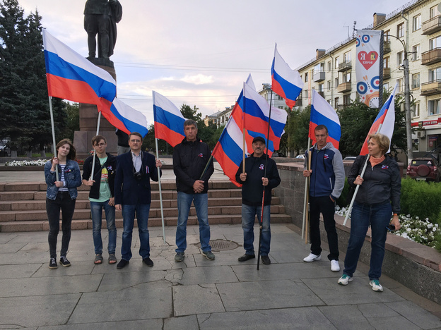 Несогласованное шествие с триколором сопровождали полицейские и неизвестные люди с видеокамерами