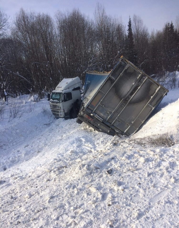На трассе в Кировской области замерзает водитель