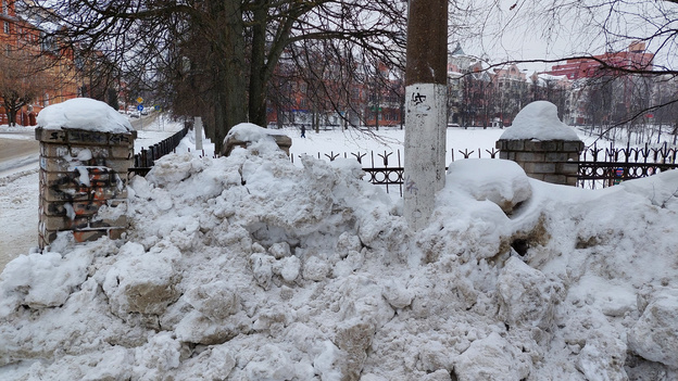 При уборке снега в Кирове повредили ограждение одного из парков