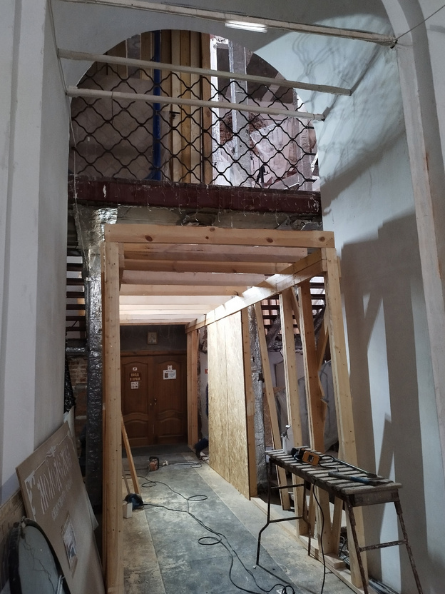 В Спасском соборе начали менять лестницу на второй этаж