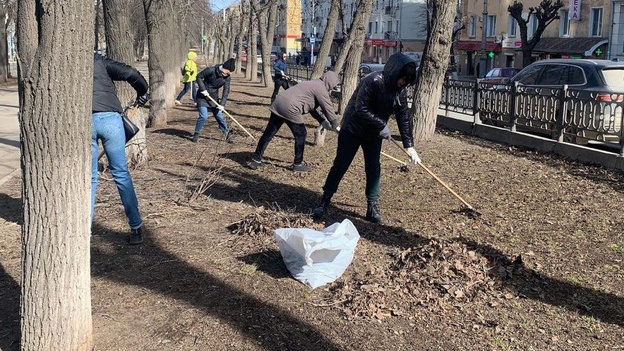 На Октябрьском проспекте собрали 200 мешков мусора