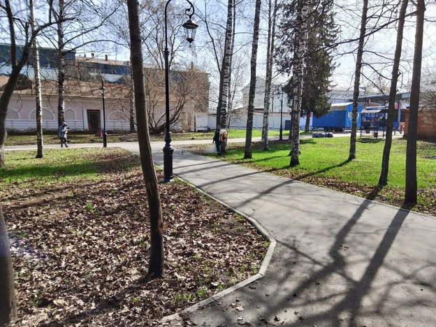 Александровский сад начали обрабатывать