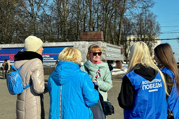 В Кирове развернули флаг России в честь годовщины присоединения Крыма