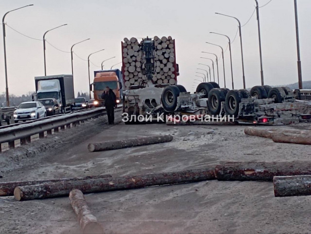 На Новом мосту ограничено движение из-за перевернувшегося прицепа лесовоза