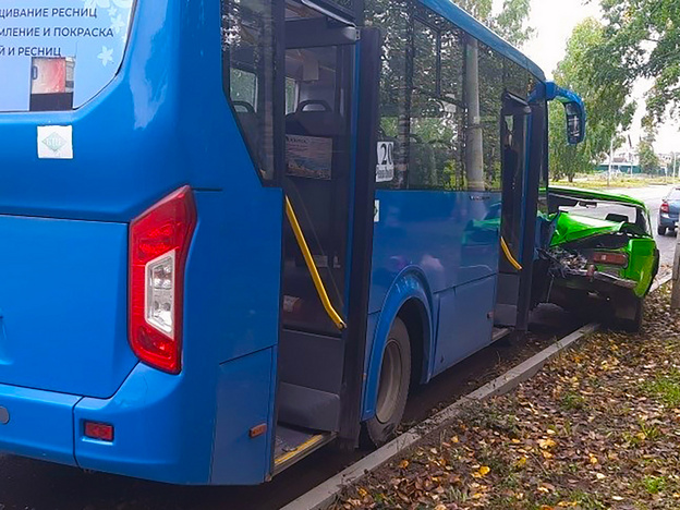 В Кирово-Чепецке автобус врезался в припаркованный «Москвич»