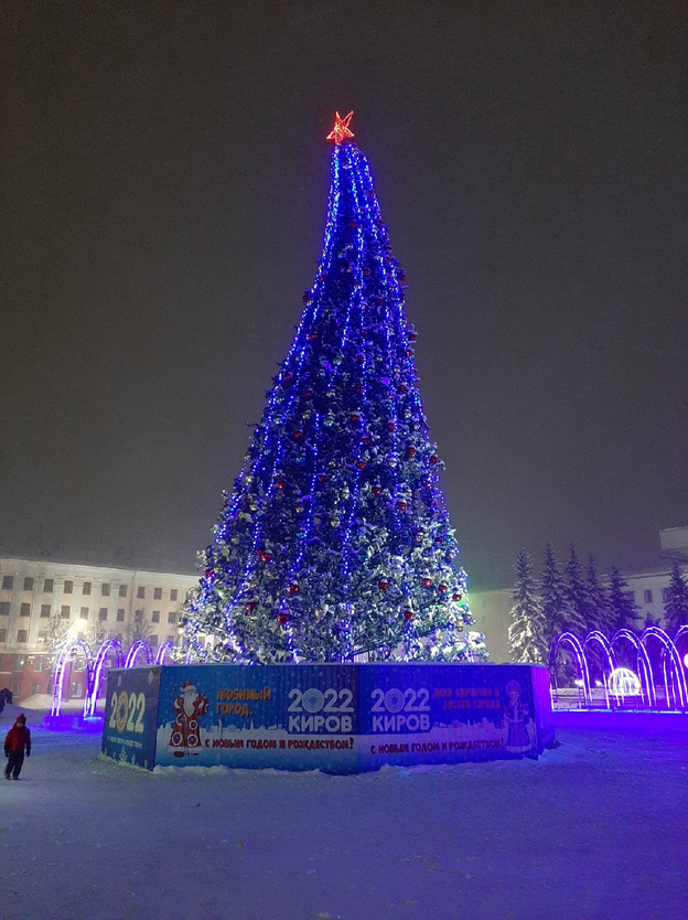 В Кирове закончили новогоднее оформление Театральной площади