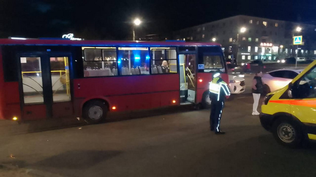 На Октябрьском проспекте пассажирский автобус столкнулся с иномаркой