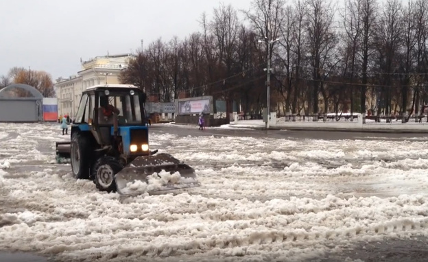 Юрист Антон Долгих возмутился, что снег на Театральной площади пытались смыть холодной водой