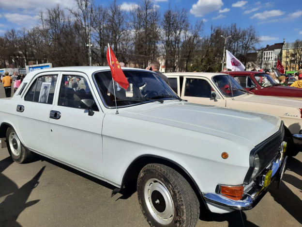 На Театральной площади началась выставка военных автомобилей. Фото