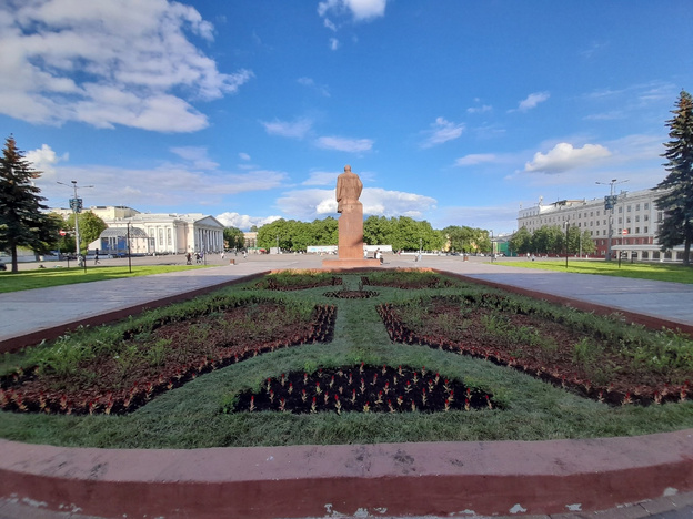 Напротив здания правительства Кировской области обустроили цветник