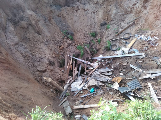 В деревне Вятскополянского района дом провалился под землю