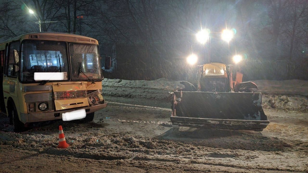 В Кирове столкнулись автобус и трактор. Есть пострадавшие