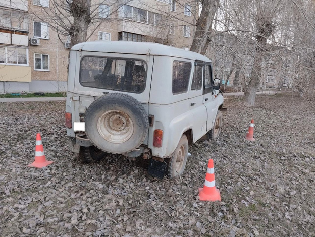 На улице Индустриальной УАЗ врезался в дерево