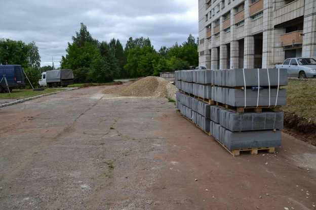 В Кирово-Чепецке благоустраивают территорию у стелы