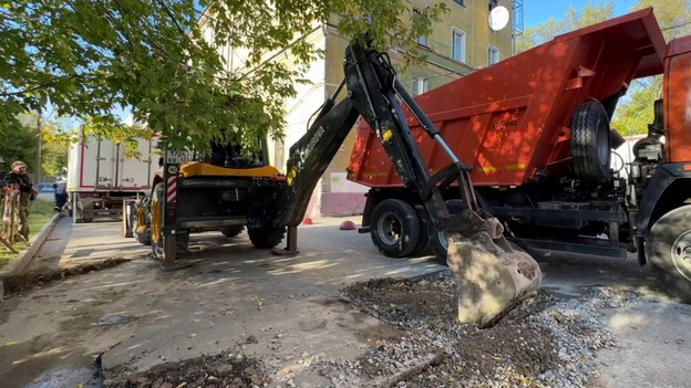 На Октябрьском проспекте возник прорыв трубопровода