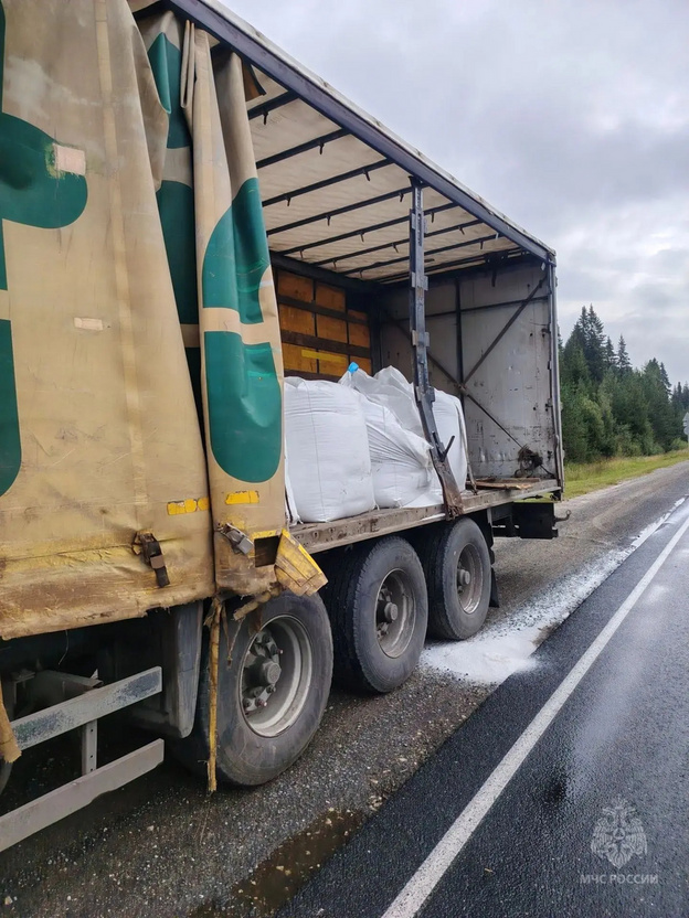 В Омутнинском округе водитель фуры оказался зажат в кабине после ДТП