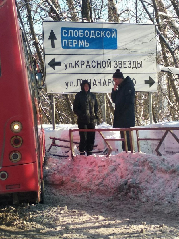 В Кирове на Старом мосту автобус врезался в ограждение