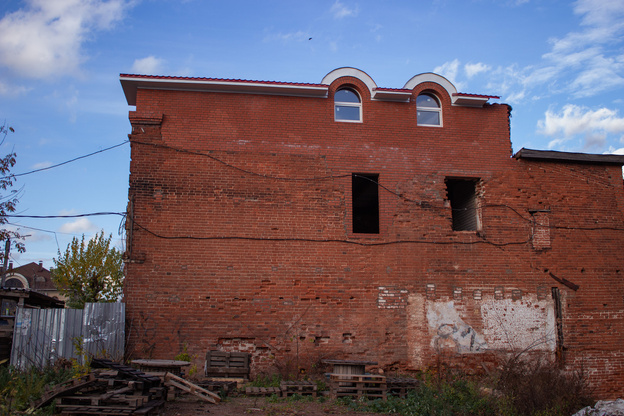 Перестроечный период: когда закончится реконструкция дома без окон на Казанской?