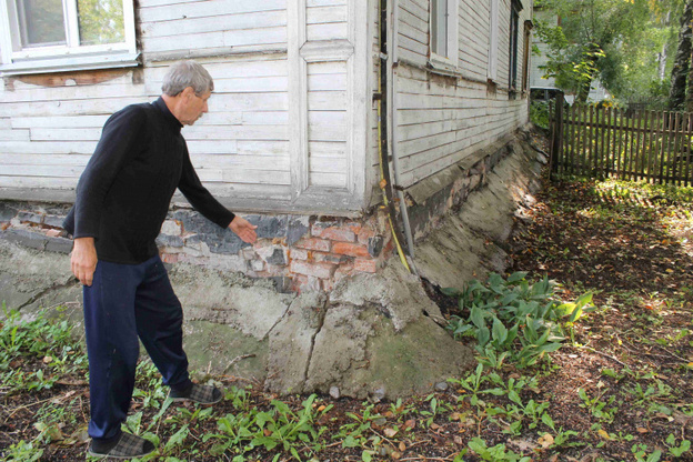 Часть аварийных домов в Кирове никто не обслуживает: они разваливаются и обрастают мусором