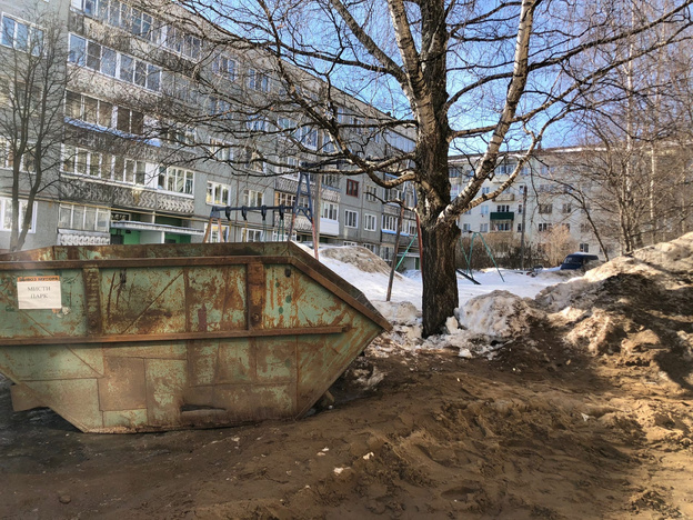 В Кирове с детской площадки на Филейке вывезли горы мусора и трупы крыс