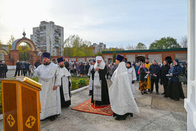 На купол Всехсвятского храма в Кирово-Чепецке установили крест