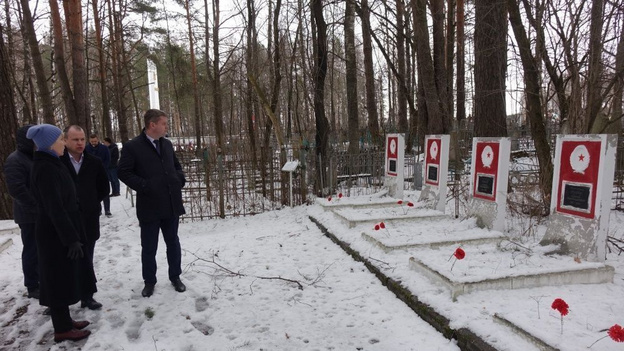 Кировские депутаты проверили благоустройство мемориальных зон
