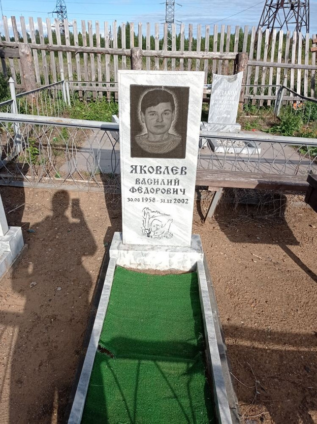 На кирсинском кладбище неизвестные разрушили надгробные плиты
