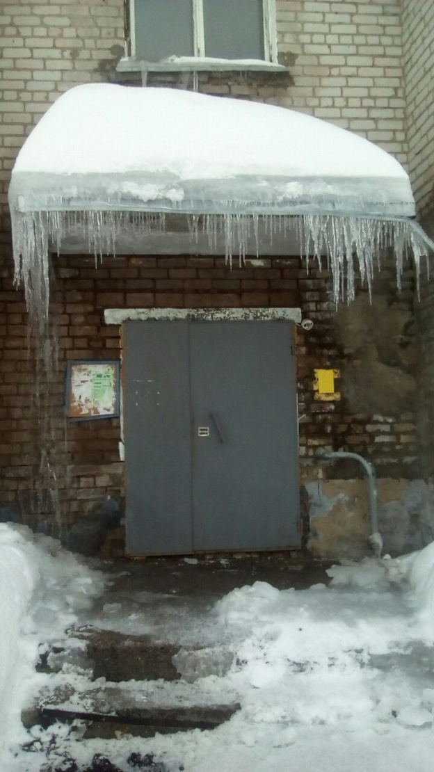 «Сколько ещё людей должно прибить?» Кировчане жалуются на неочищенные крыши домов