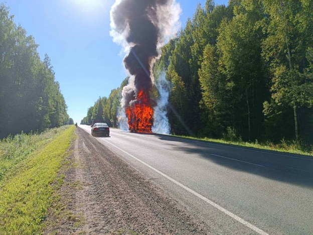 В Юрьянском районе на федеральной трассе загорелся автобус Volvo