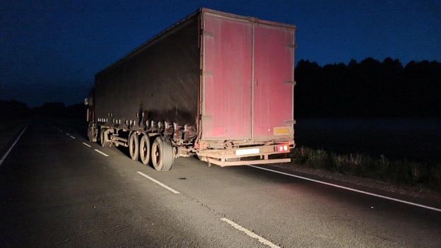 В Котельничском районе иномарка столкнулась с грузовиком. Четыре человека погибли