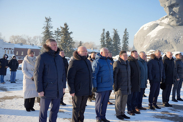 Делегация Кировской области возложила цветы к Вечному огню в Брестской крепости