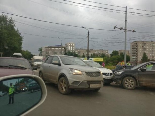 Из-за сломанного светофора на перекрёстке Дзержинского - Луганская произошла авария