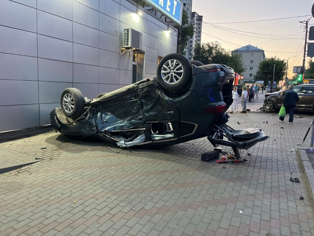 Проклятый перекрёсток: на Октябрьском проспекте произошло страшное ДТП с двумя иномарками