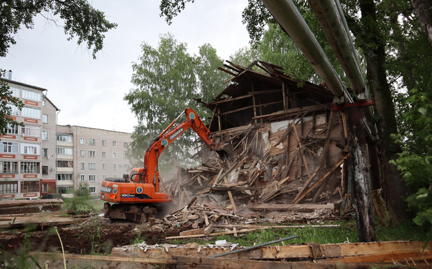 В Нововятске при сносе домов не огородили территорию. Жители беспокоятся за здоровье детей