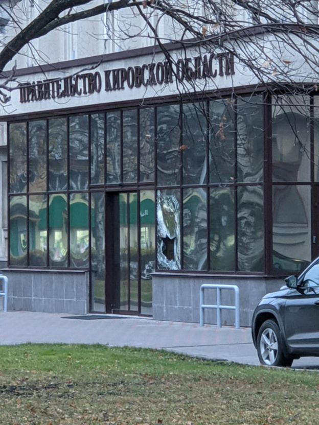 Юрий Николенко, бросивший кирпич в здание облправительства, просит прокуратуру привлечь облправительство к ответственности