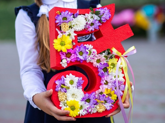 Минимализм и акцент на сезонные цветы: какие букеты приготовили флористы Кирова к 1 сентября в этом году?