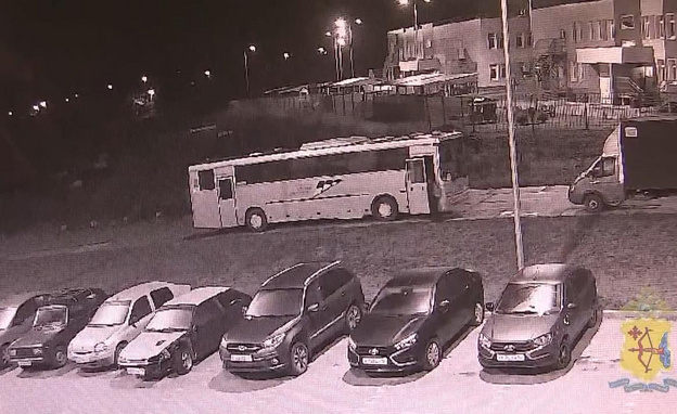 Кировчанин угнал автобус, но не справился с управлением