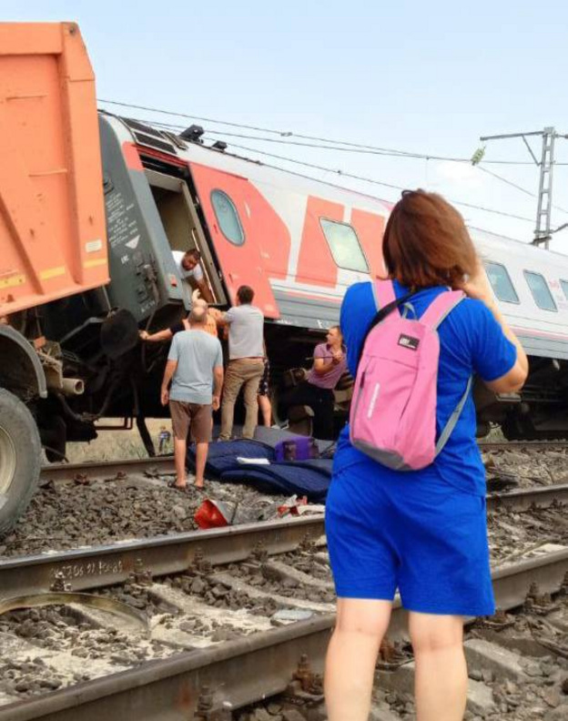 Пострадавших после схода вагонов поезда в Волгоградской области эвакуируют. Фото