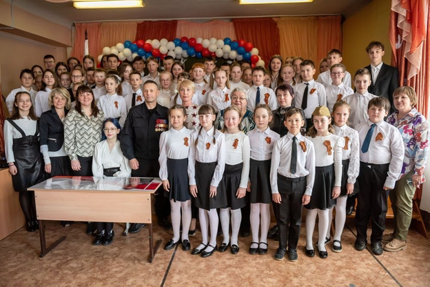 В одной из школ Кирова открыли парту героя