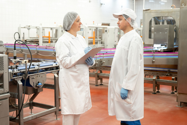 «Врач лечит человека, а ветеринарный врач - человечество»: зачем нужны ветврачи на мясокомбинате и как они работают?