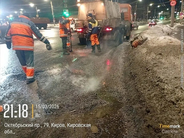 Симаков потребовал от подрядчиков ворошить снег и чистить грунтовки