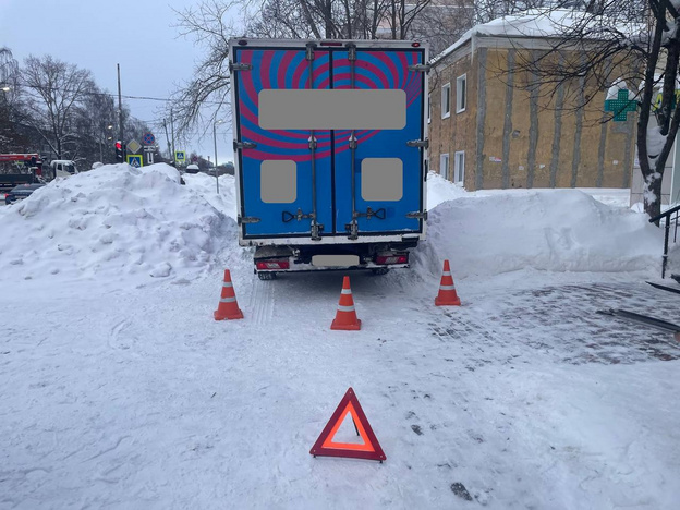 В Кирове грузовик сдал назад и сбил пенсионерку