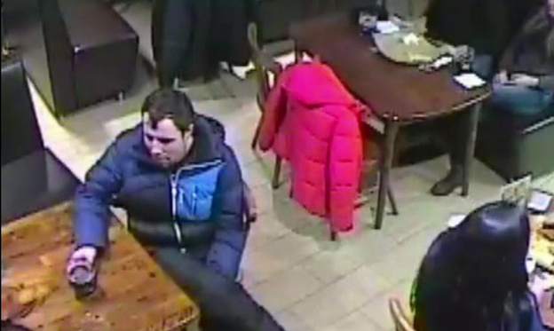 В Кирове полицейские ищут мужчину, который избил и ограбил посетителя бара
